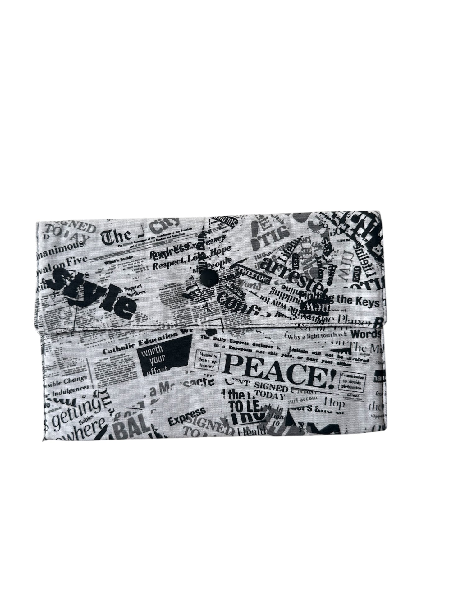 Bolso con estampado de noticias