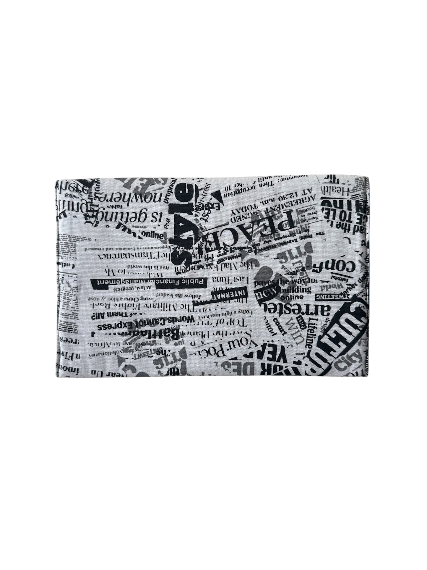 Bolso con estampado de noticias