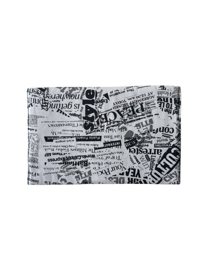 Bolso con estampado de noticias